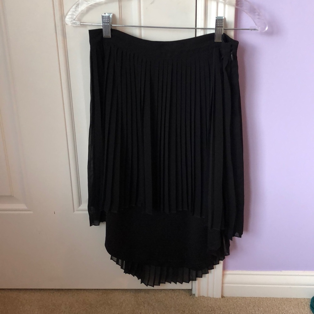 High-low pleated skirt